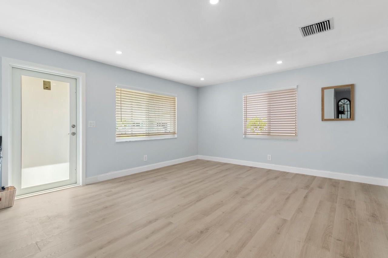 902 Southwest 17th Street - Photo 4 of 28