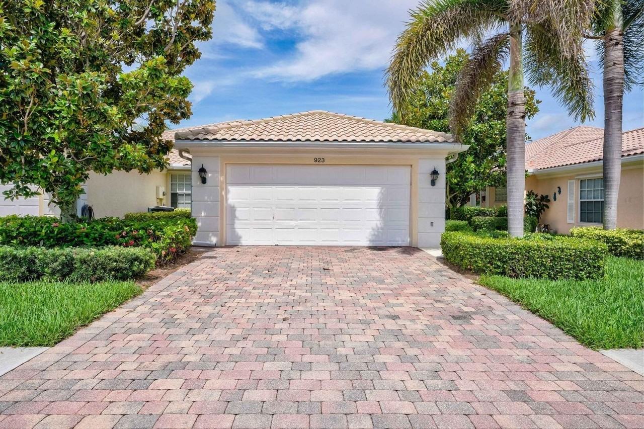 923 Magdalena Rd - Photo 2 of 47