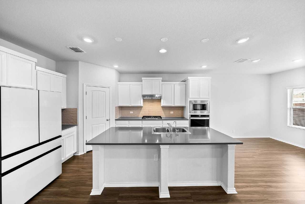 6723 Shiraz Way - Photo 3 of 34