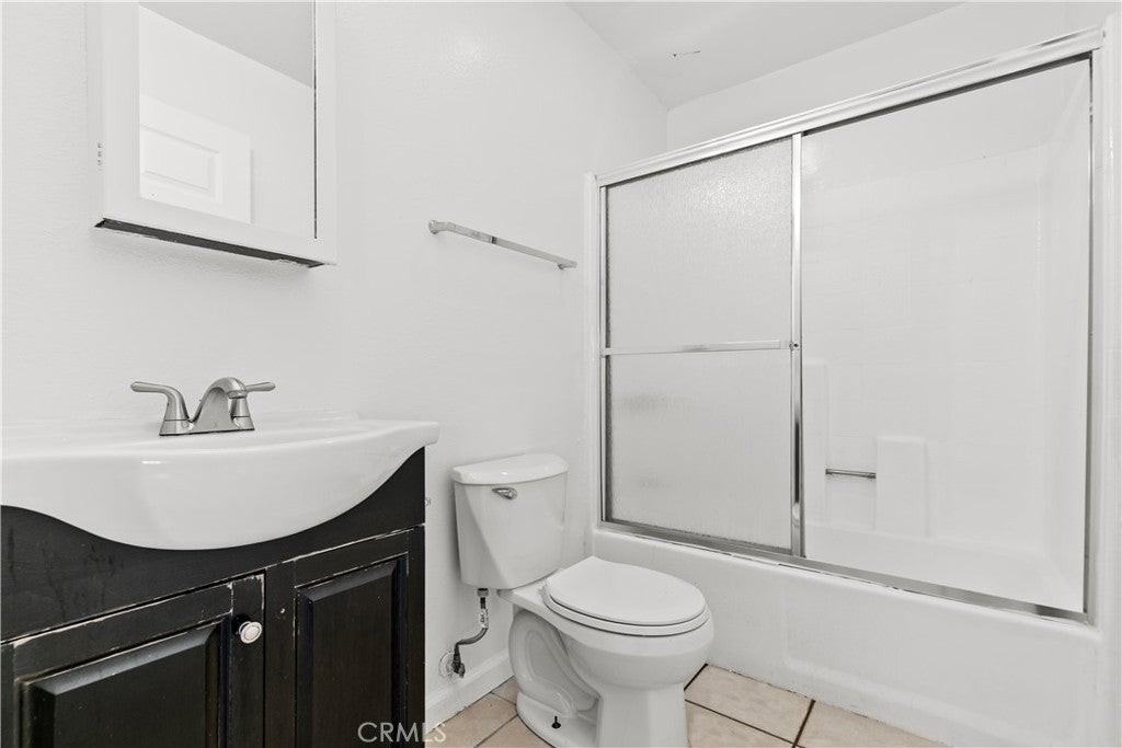 5915 Woodman Ave - Photo 5 of 9