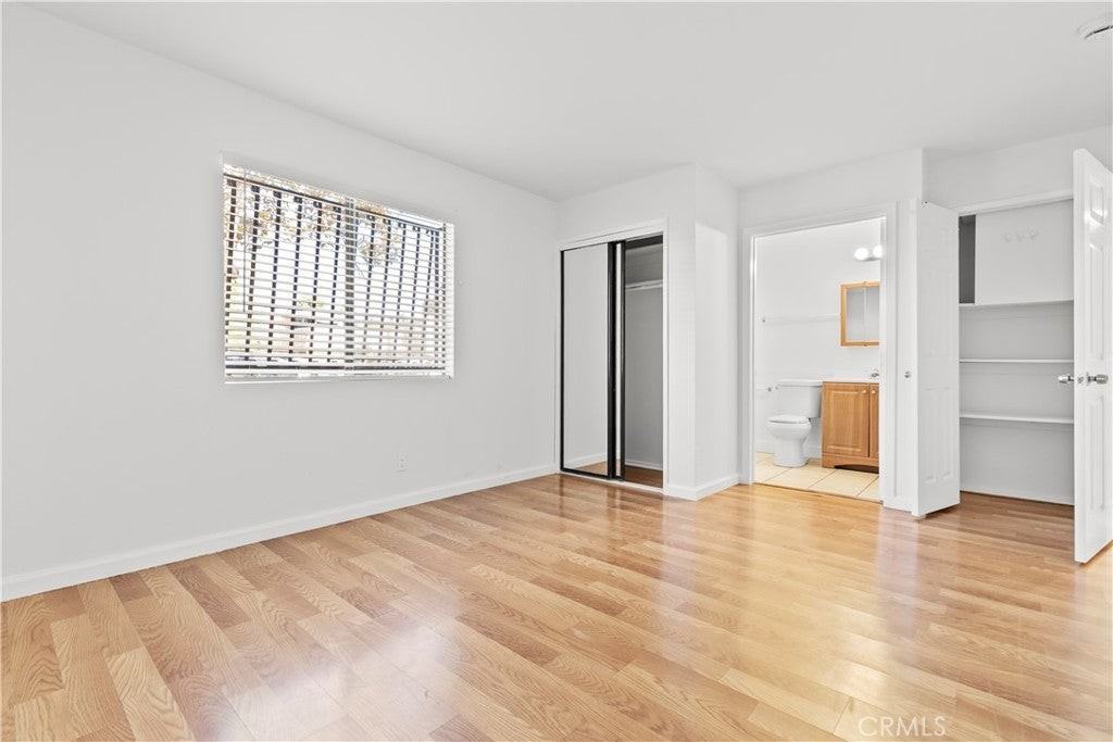 5915 Woodman Ave - Photo 7 of 9