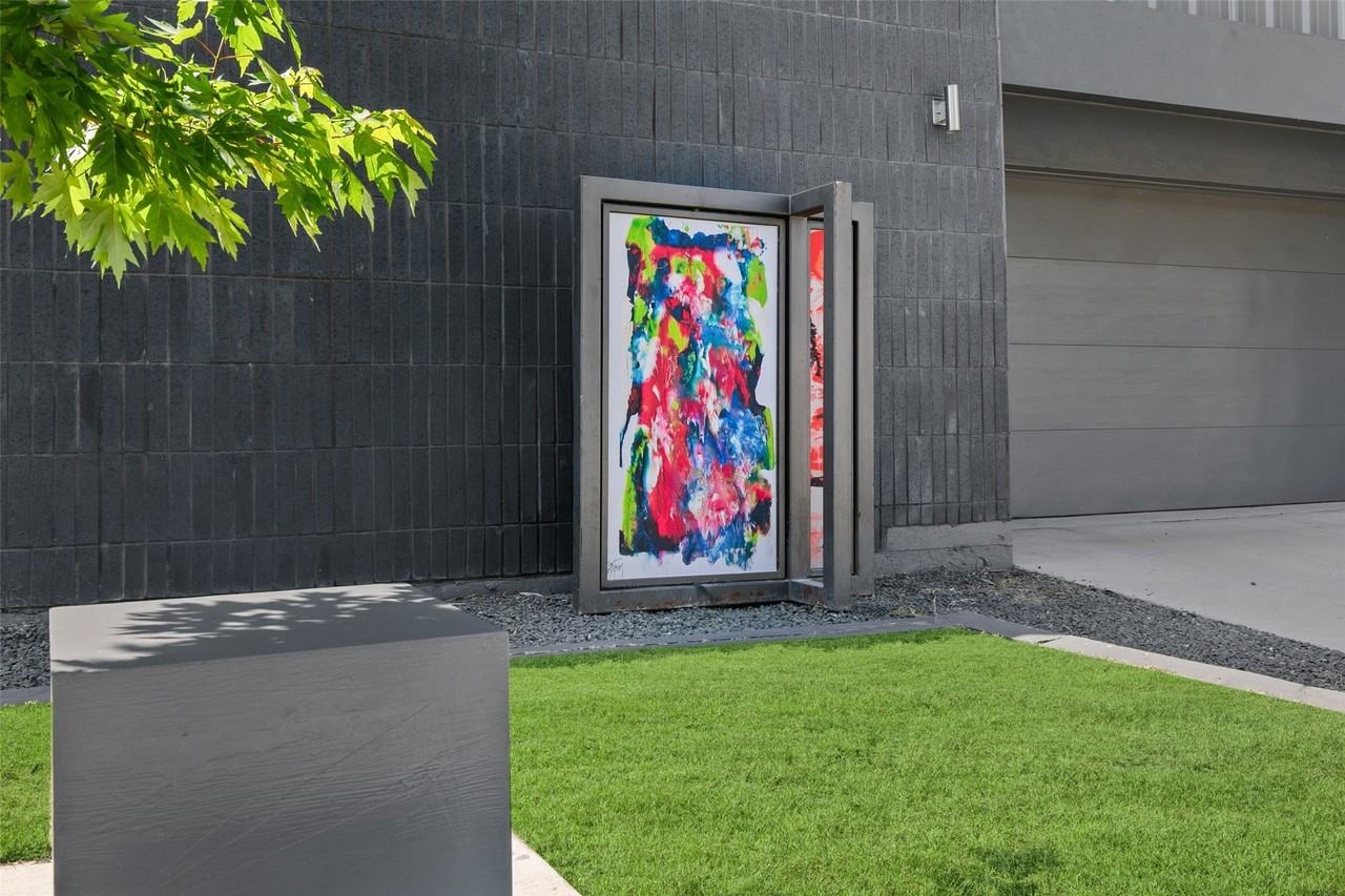 4305 Roseland Ave - Photo 3 of 46