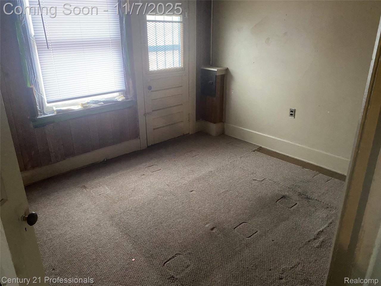 984 East Hollywood - Photo 2 of 13