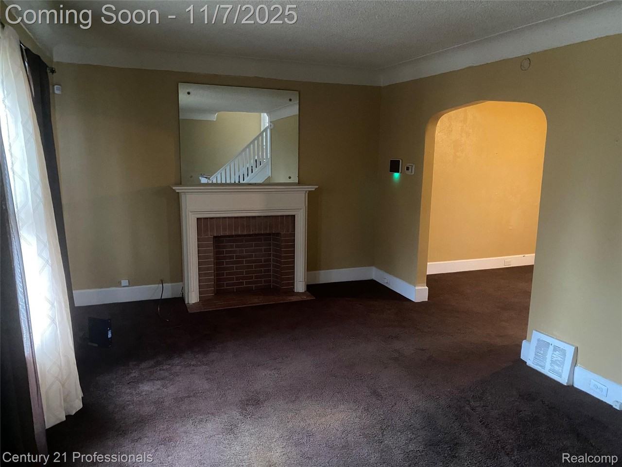 984 East Hollywood - Photo 3 of 13