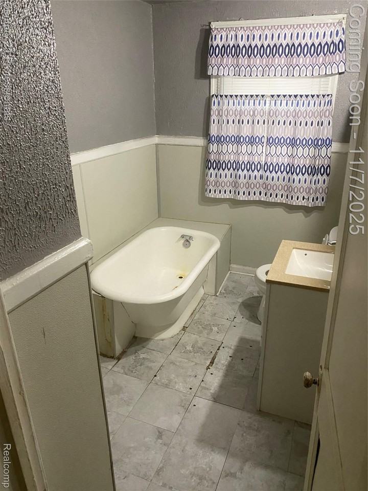 984 East Hollywood - Photo 7 of 13