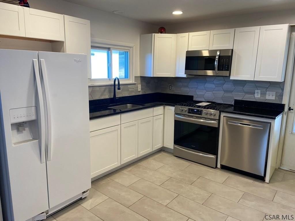 129 Hawthorne St - Photo 3 of 24