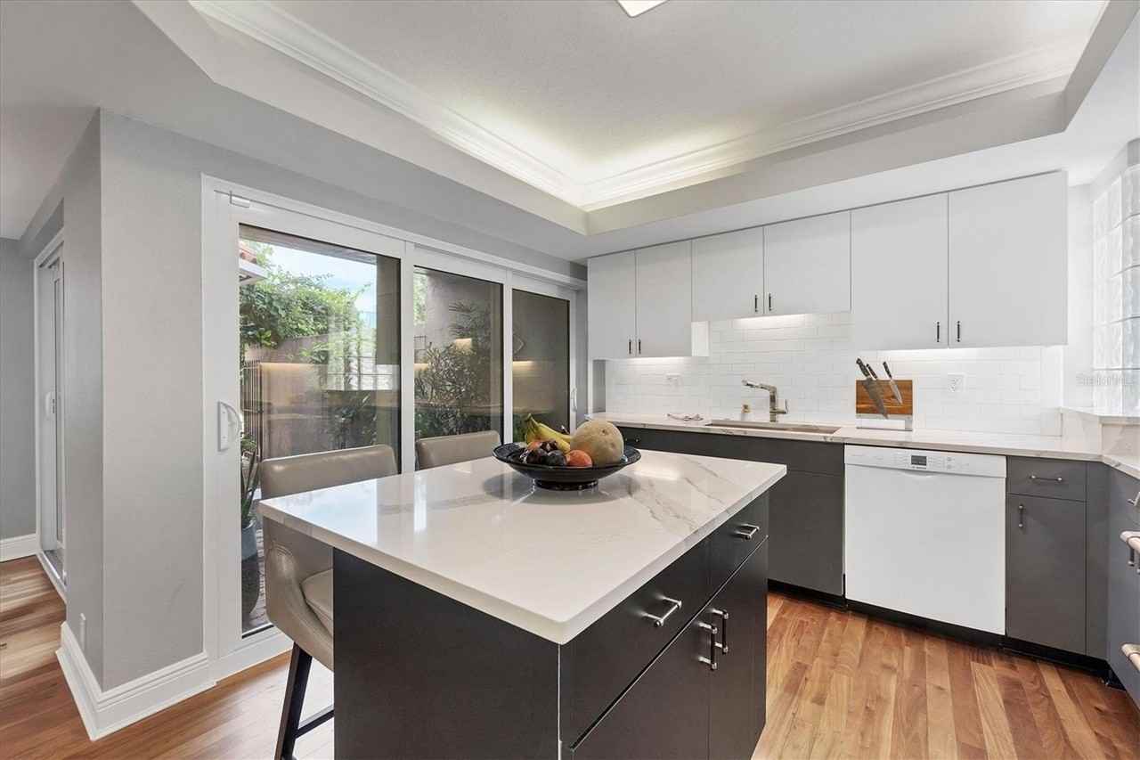 200 Cocoanut Ave #7 - Photo 3 of 32