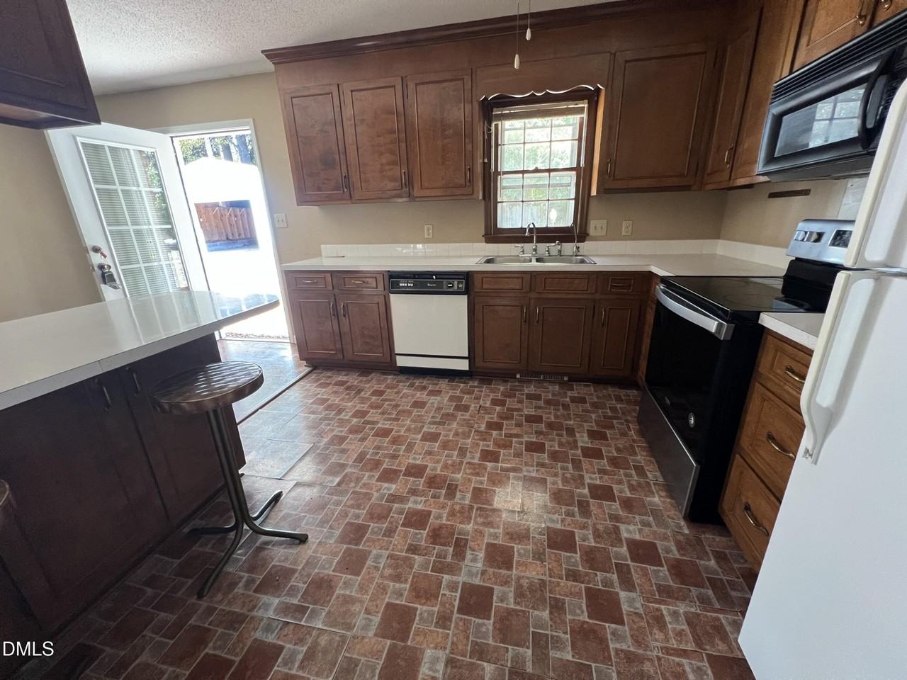 155 Dorsey Pl - Photo 6 of 15