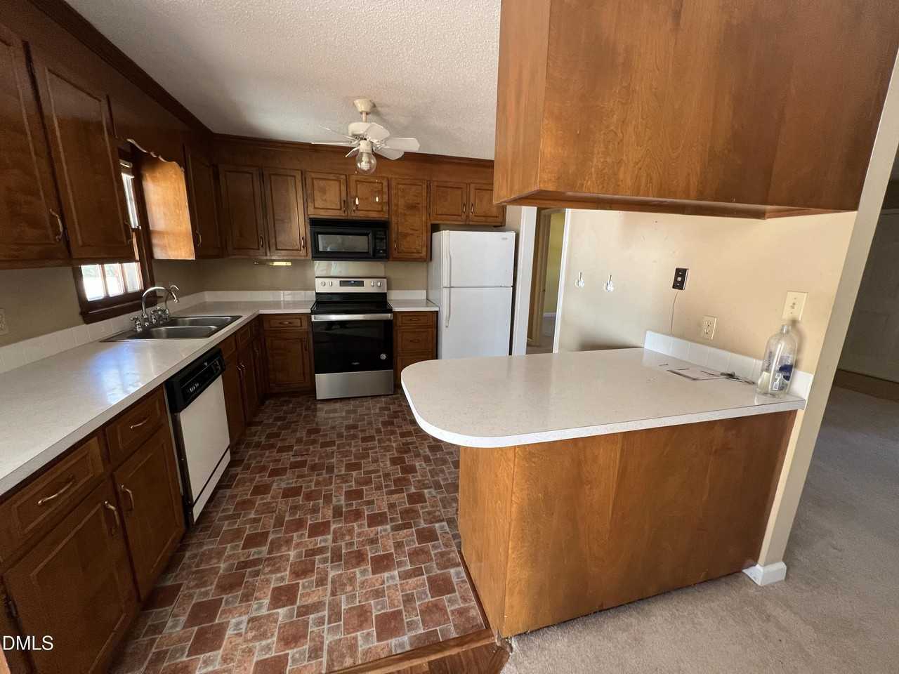 155 Dorsey Pl - Photo 7 of 15