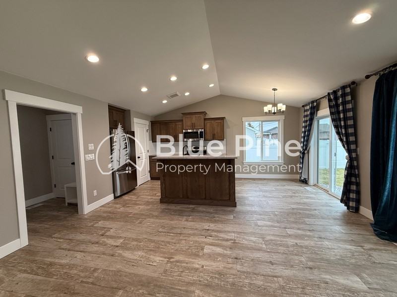 3755 Washington Parkway - Photo 4 of 31