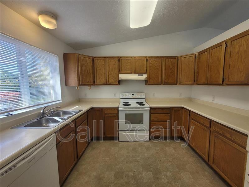 10714 E Augusta Ave - Photo 4 of 12