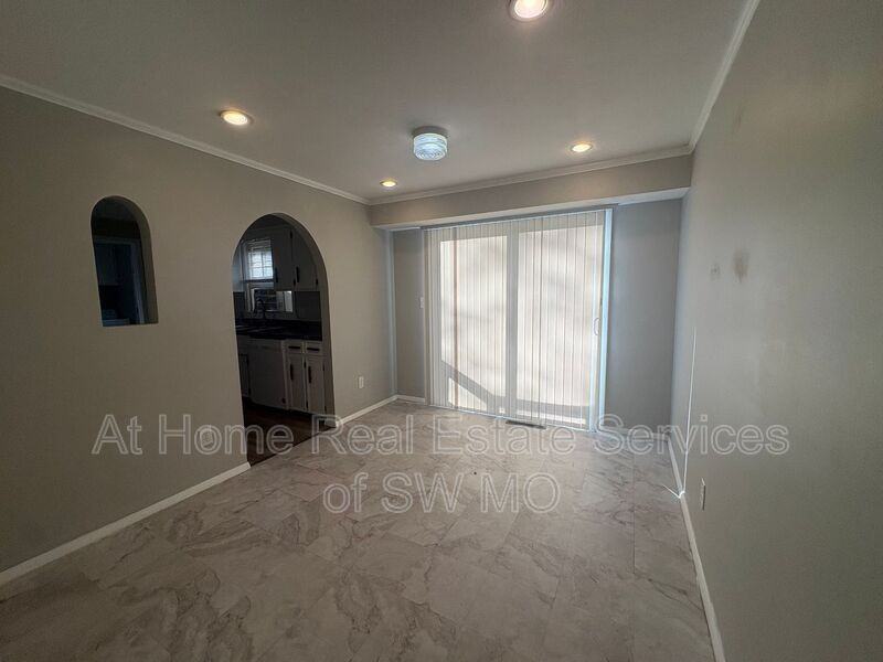 1911 N Old Orchard Ave - Photo 3 of 10