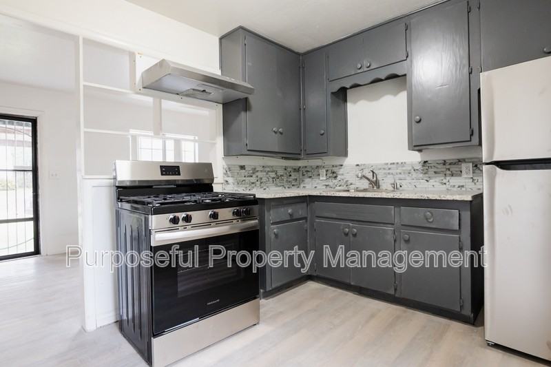 3128 Ne 15th St - Photo 4 of 11