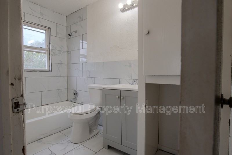 3128 Ne 15th St - Photo 7 of 11