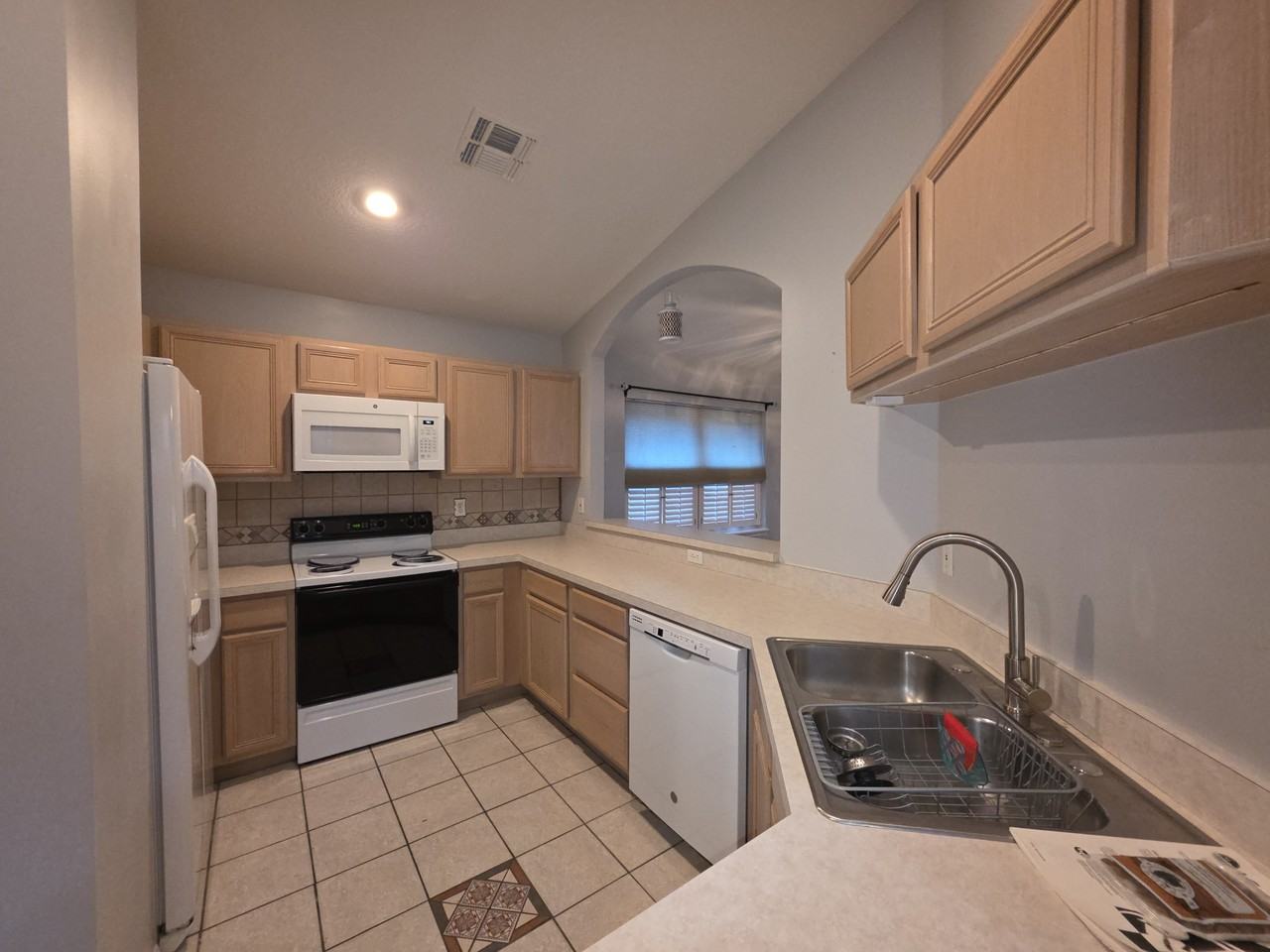 16637 Champions Ct - Photo 2 of 11