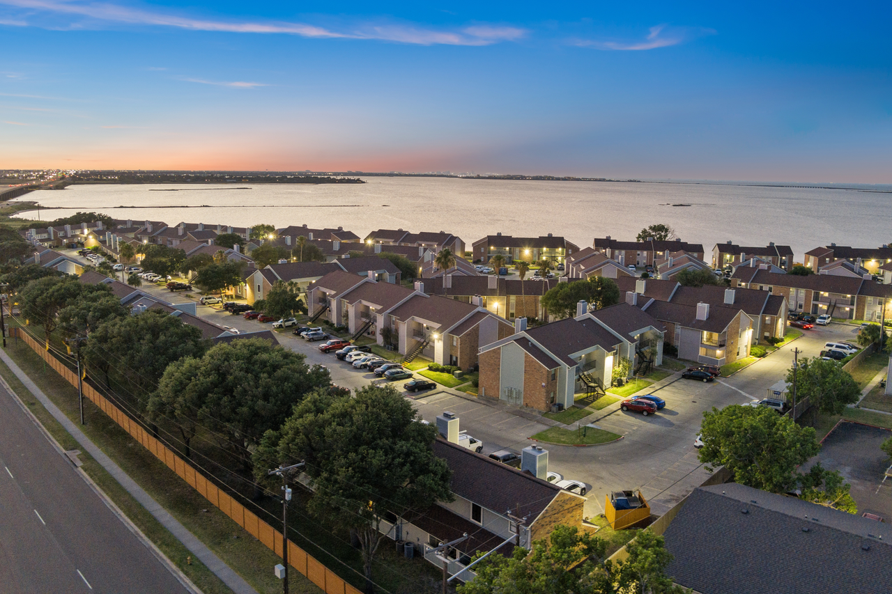 Water's Edge Apartments - Photo 5 of 107