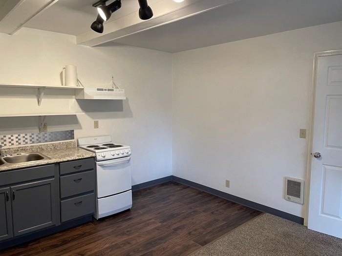 3601 Northeast 64th Street - Photo 4 of 10