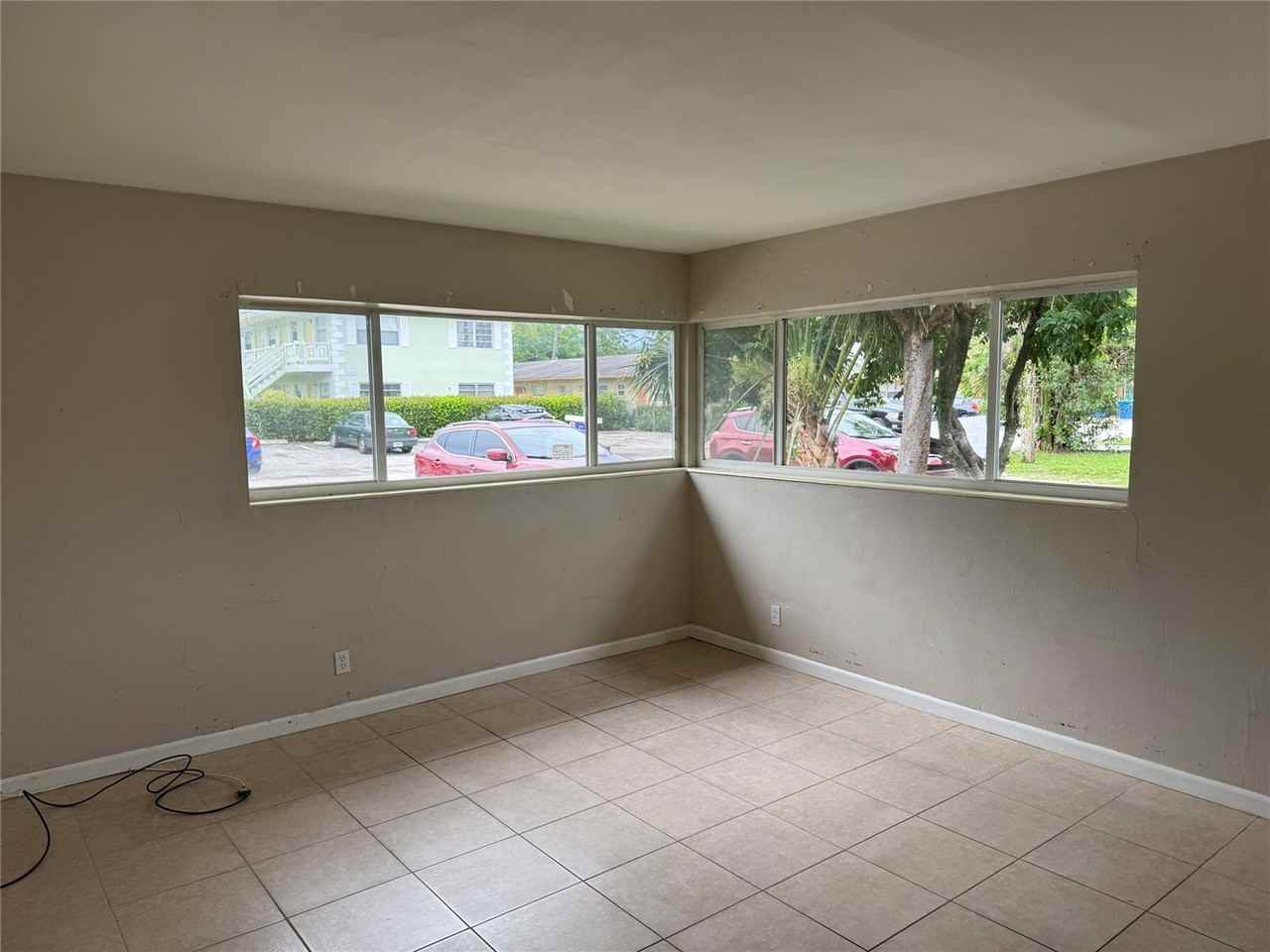 911 Southwest 15th Terrace - Photo 2 of 14