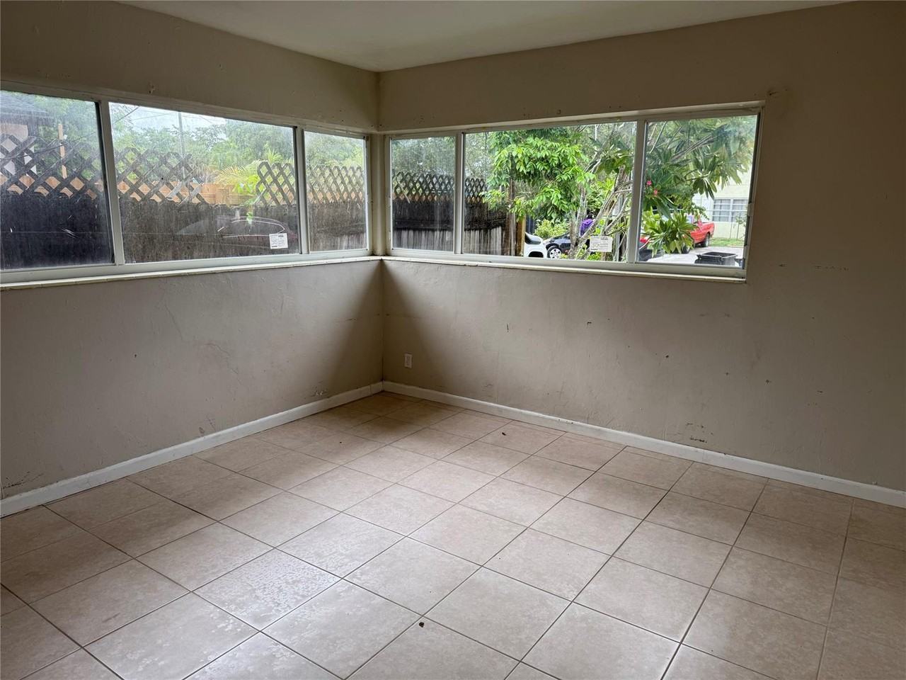 911 Southwest 15th Terrace - Photo 3 of 14