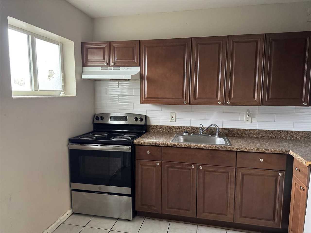 911 Southwest 15th Terrace - Photo 4 of 14