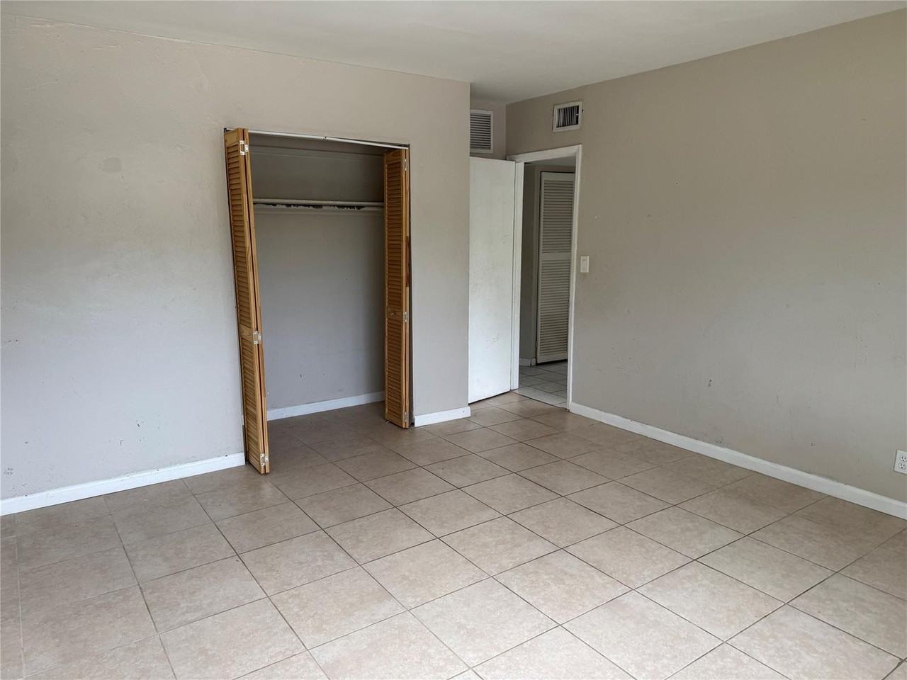 911 Southwest 15th Terrace - Photo 5 of 14