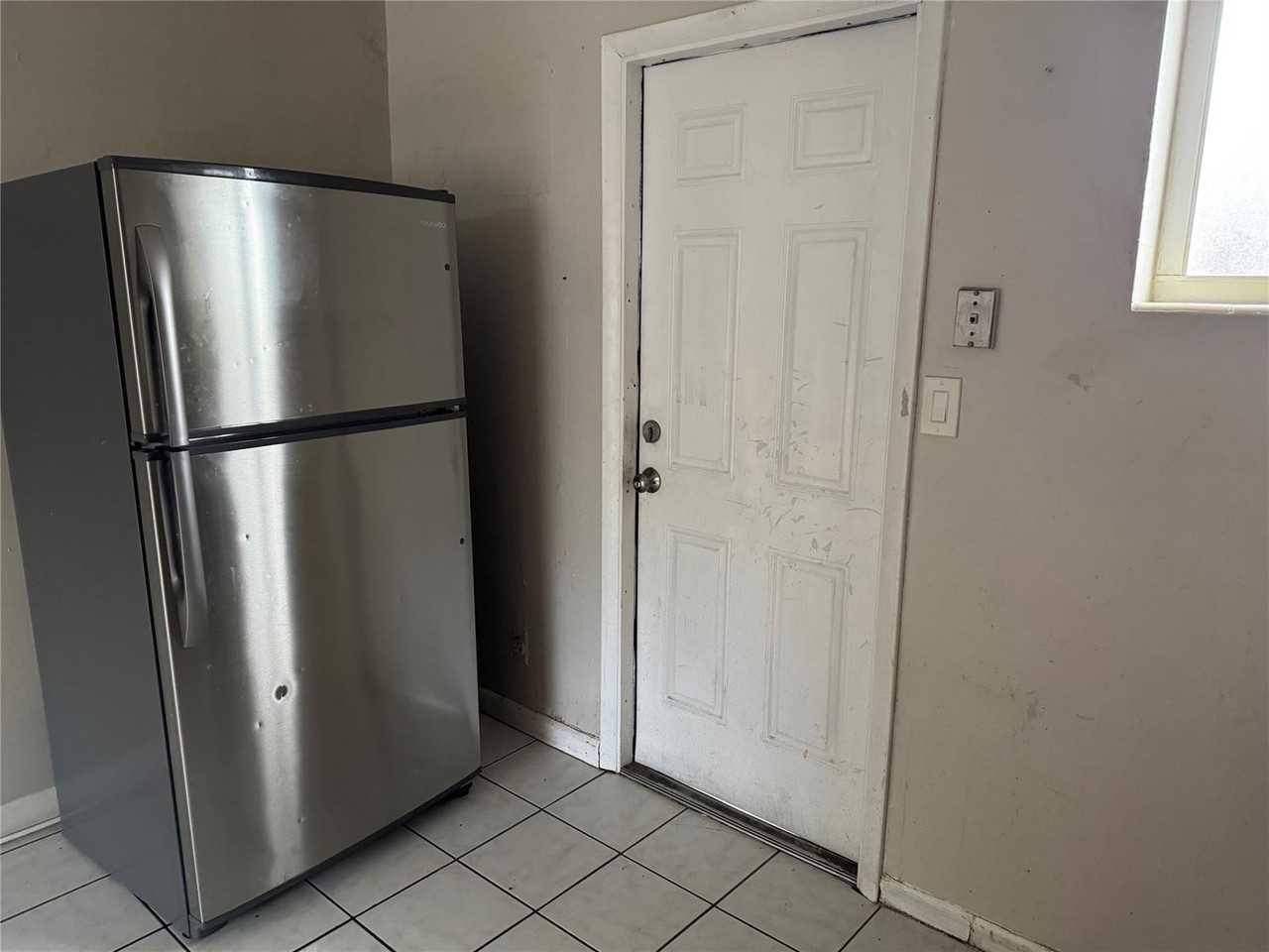 911 Southwest 15th Terrace - Photo 6 of 14