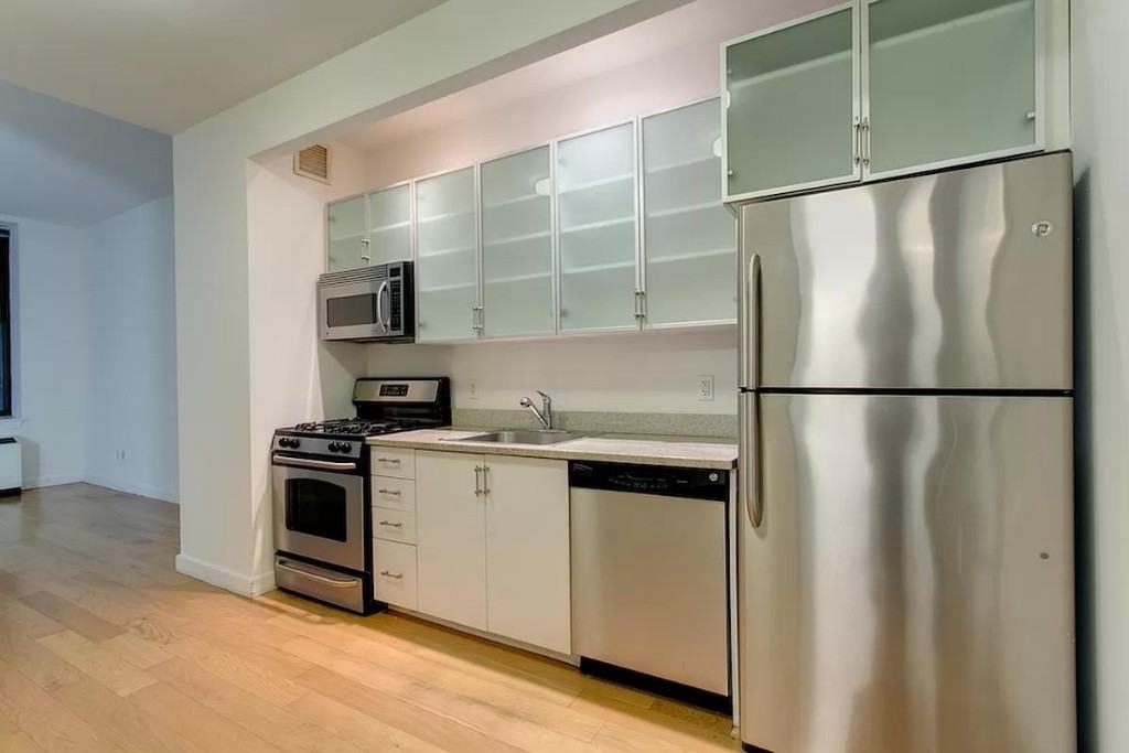 Wall St #6Q - Photo 2 of 7