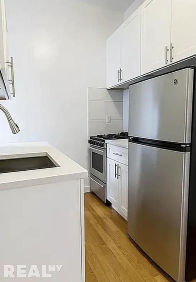 Elizabeth St #8 - Photo 3 of 4