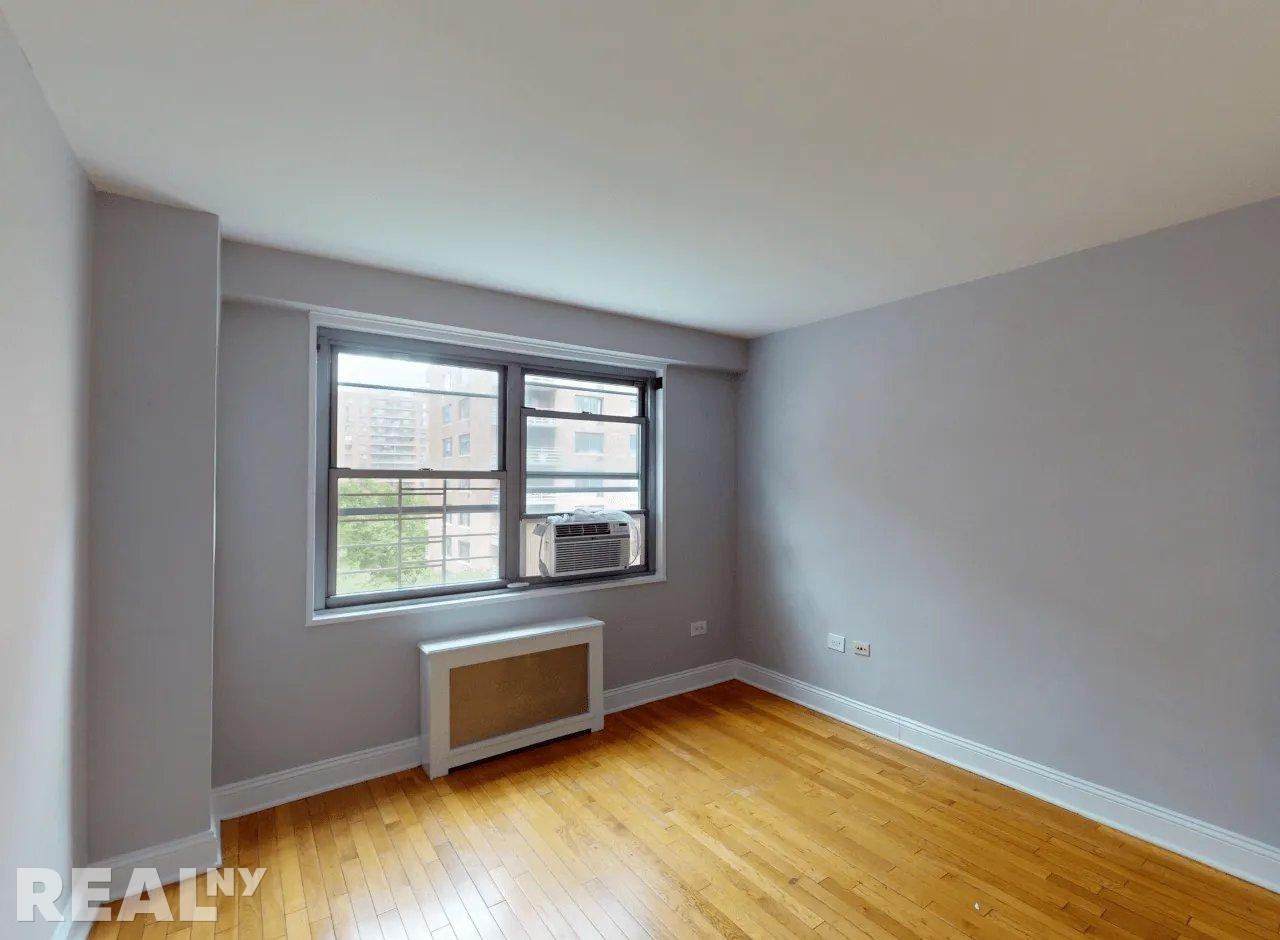 W 97th St #9E - Photo 3 of 7