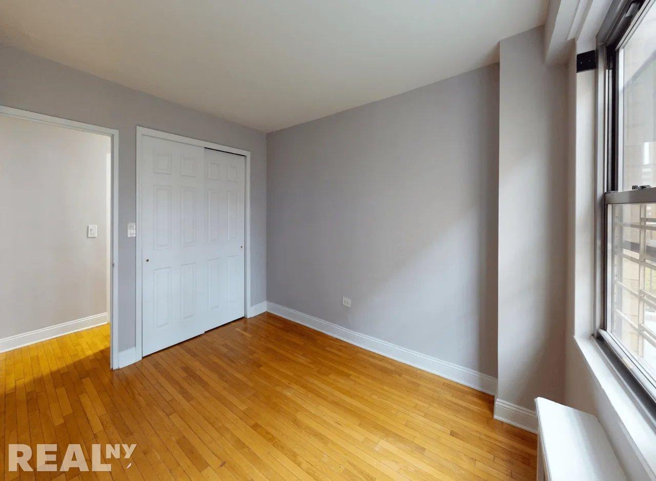 W 97th St #9E - Photo 4 of 7