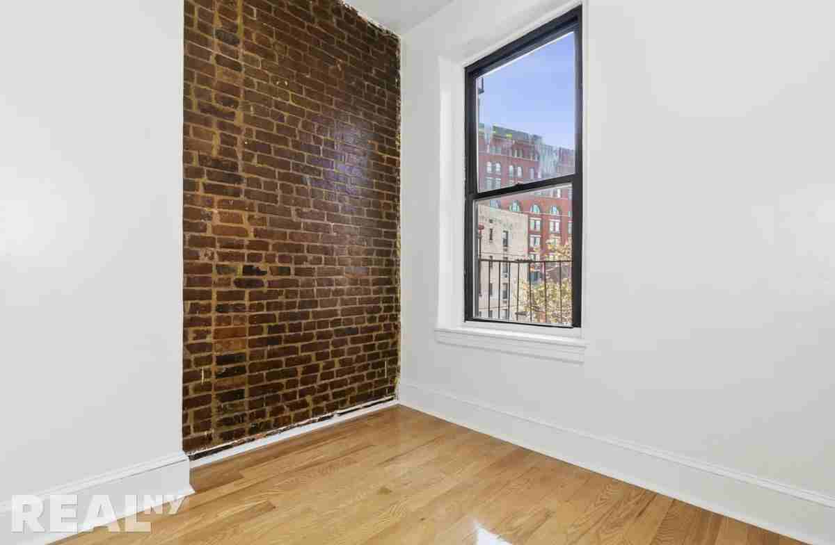 W 10th St #4B - Photo 5 of 7