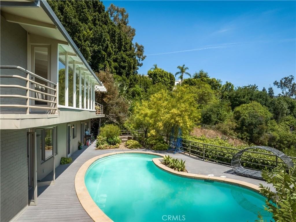 2870 Benedict Canyon Dr - Photo 4 of 27