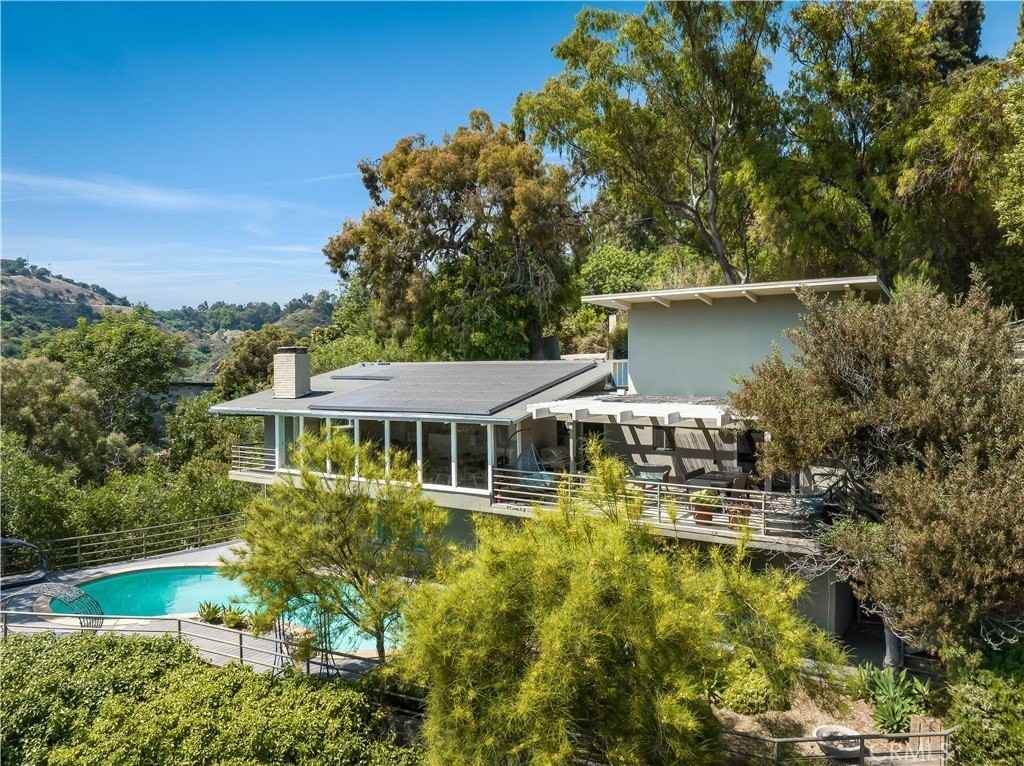 2870 Benedict Canyon Dr - Photo 7 of 27