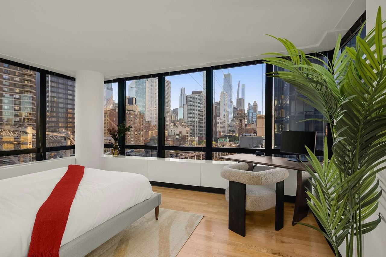 1113 York Avenue - Photo 7 of 44