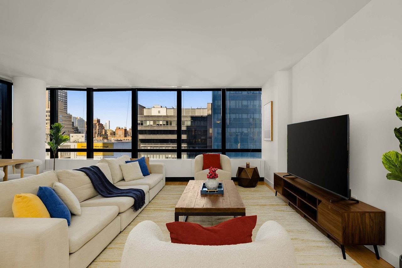 1113 York Avenue - Photo 3 of 44