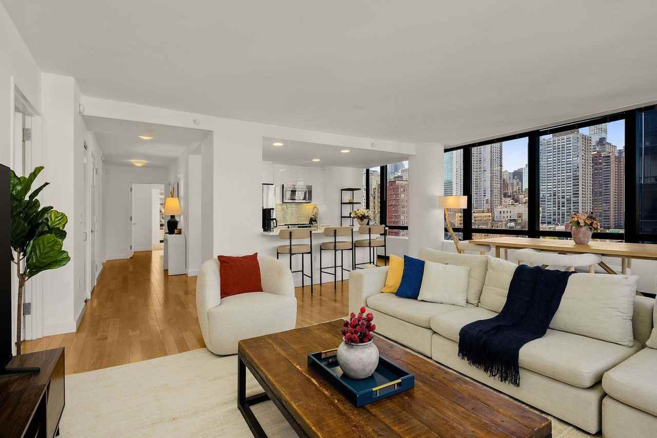 1113 York Avenue - Photo 4 of 44