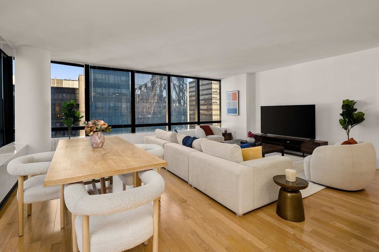 1113 York Avenue - Photo 5 of 44