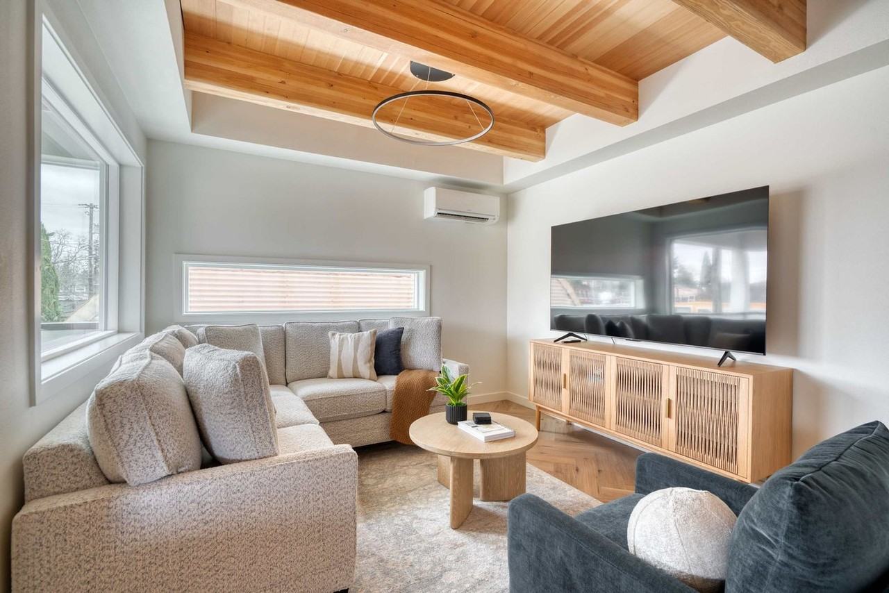 5022 Northeast 26th Avenue - Photo 4 of 44