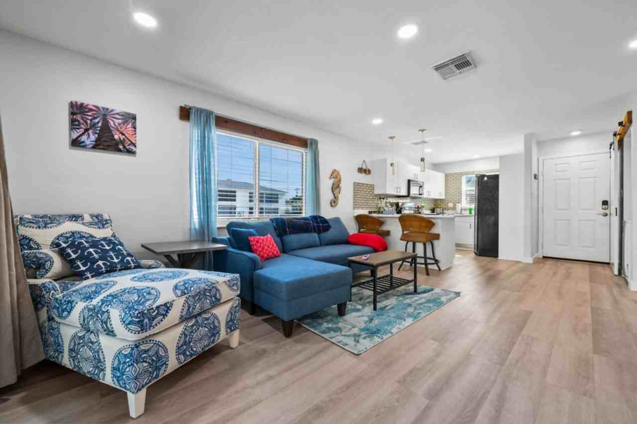 1019 Se 40th St #1334302P - Photo 3 of 22