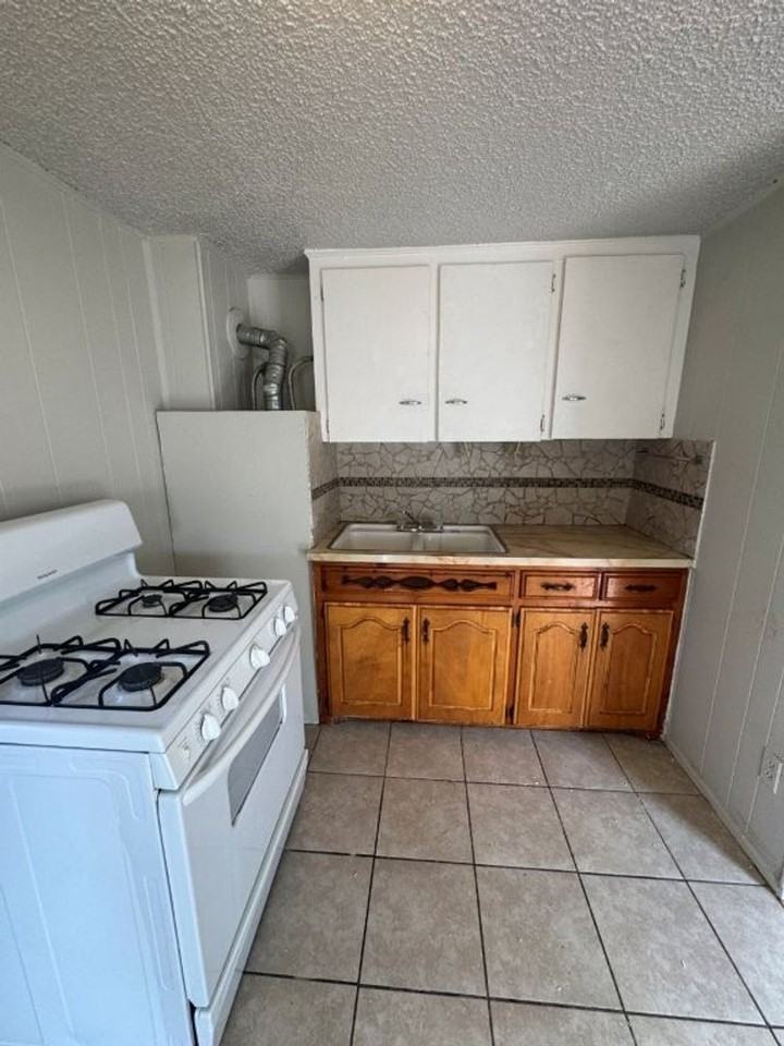 124 Southeast 38th Street #C - Photo 5 of 9