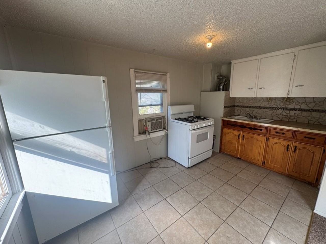 124 Southeast 38th Street #C - Photo 6 of 9