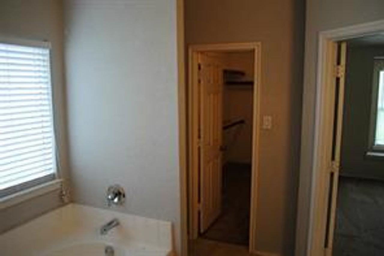 109 Glenview Dr - Photo 3 of 17