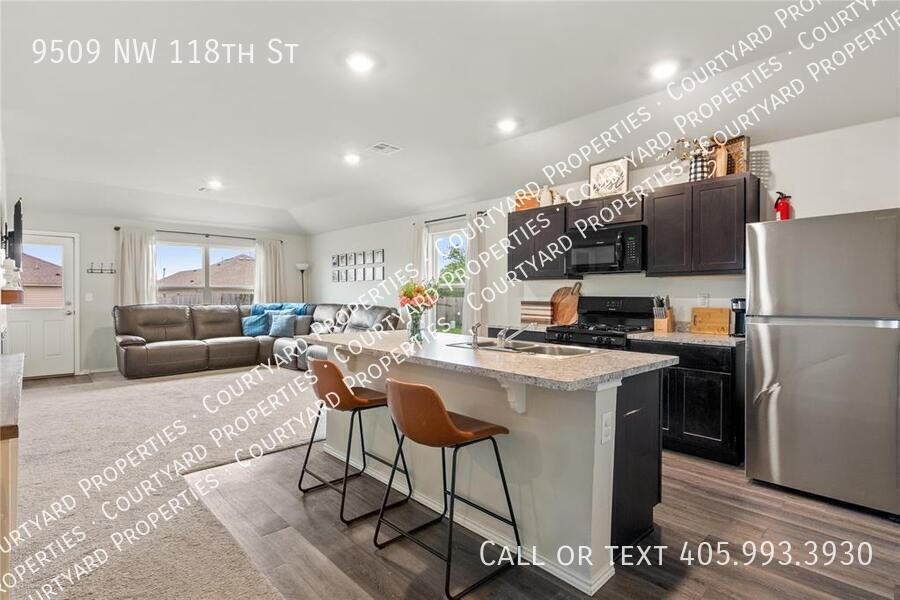 9509 Nw 118th St - Photo 6 of 34