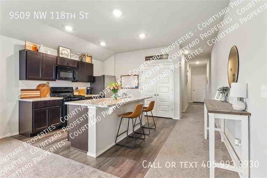 9509 Nw 118th St - Photo 7 of 34