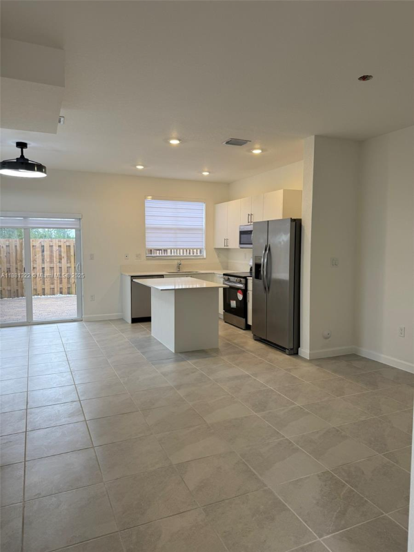 2582 Se 29th St - Photo 3 of 9