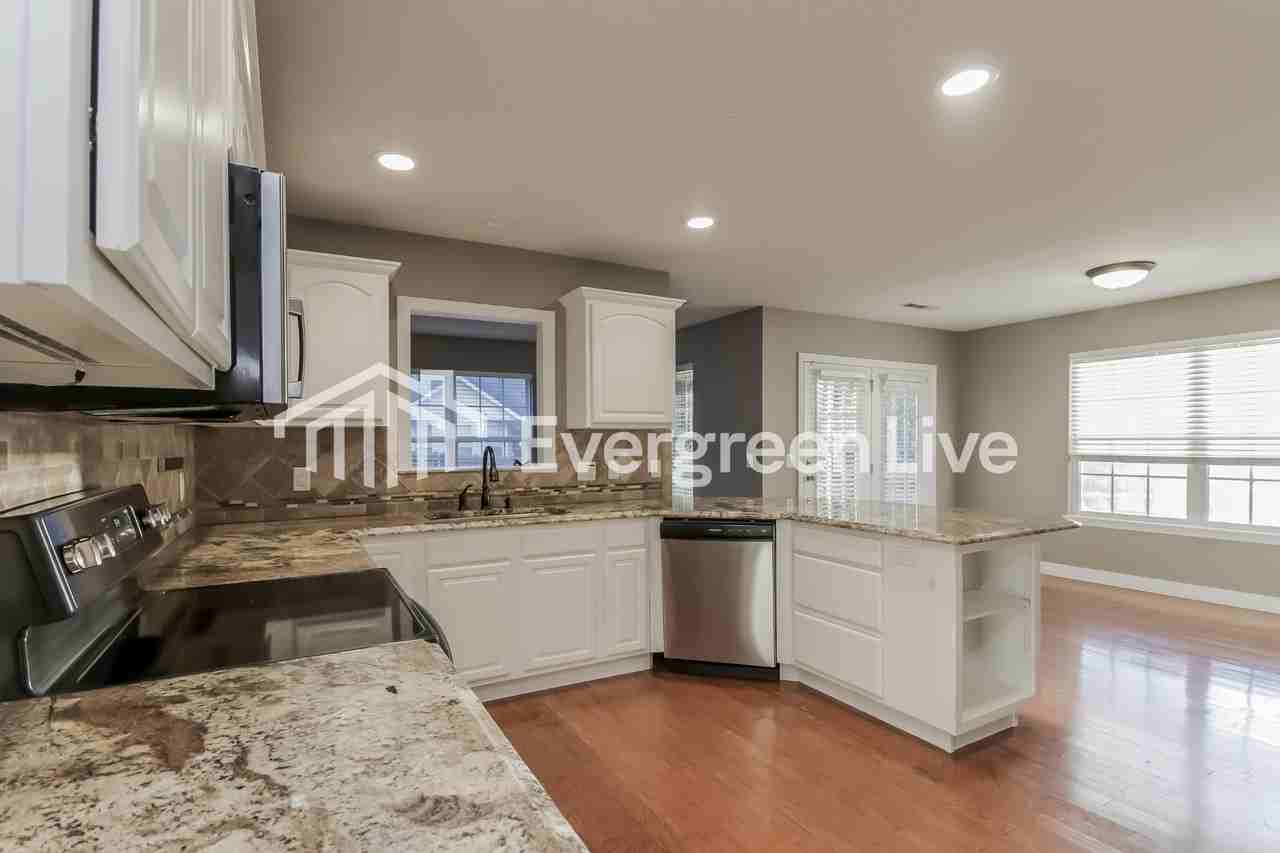 6128 W Pleasant Dr - Photo 5 of 15