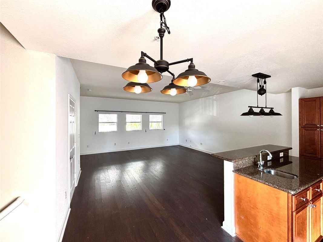 451 Ne 1st St - Photo 3 of 22