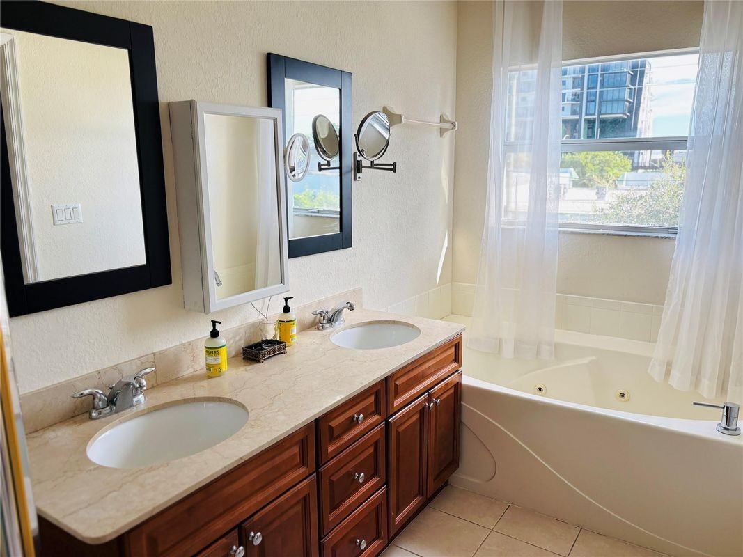 451 Ne 1st St - Photo 4 of 22