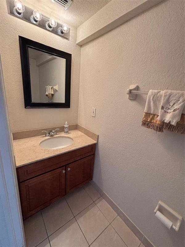 451 Ne 1st St - Photo 5 of 22