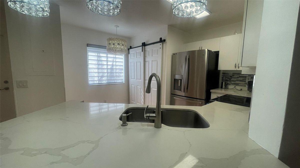 1432 Sw 47th Ave - Photo 2 of 28